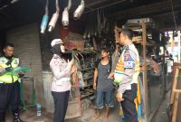 Petugas Satlantas Polresta Sidoarjo mendatangi penjual knalpot di pasar-pasar tradisional untuk memberi imbauan larangan menjual knalpot brong, Senin, 30/12/2019. (Fahmi/ SJ Foto)