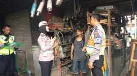 Petugas Satlantas Polresta Sidoarjo mendatangi penjual knalpot di pasar-pasar tradisional untuk memberi imbauan larangan menjual knalpot brong, Senin, 30/12/2019. (Fahmi/ SJ Foto)