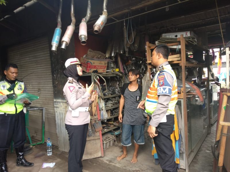 Petugas Satlantas Polresta Sidoarjo mendatangi penjual knalpot di pasar-pasar tradisional untuk memberi imbauan larangan menjual knalpot brong, Senin, 30/12/2019. (Fahmi/ SJ Foto)