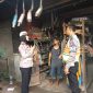 Petugas Satlantas Polresta Sidoarjo mendatangi penjual knalpot di pasar-pasar tradisional untuk memberi imbauan larangan menjual knalpot brong, Senin, 30/12/2019. (Fahmi/ SJ Foto)