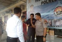Kapolres Sampang AKBP Didit BWS menginterogasi tersangka curat dalam konferensi pers, Kamis, 19/12/2019. (Eros/ SJ Foto)