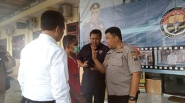 Kapolres Sampang AKBP Didit BWS menginterogasi tersangka curat dalam konferensi pers, Kamis, 19/12/2019. (Eros/ SJ Foto)