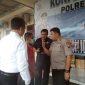 Kapolres Sampang AKBP Didit BWS menginterogasi tersangka curat dalam konferensi pers, Kamis, 19/12/2019. (Eros/ SJ Foto)