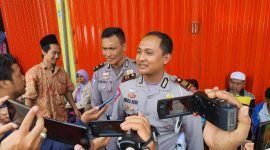 AKP Indra Budi Wibowo, Kasatlantas Polres Kediri Kota melakukan sidak ke lokasi pelayanan tes psikologi, Jumat, 20/12/2019. (Inug/ SJ Foto)