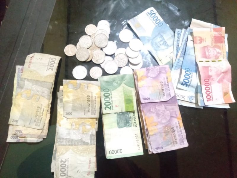 Barang bukti uang yang diamankan dari lokasi perjudian di Desa Duko, Kecamatan Rubaru, Sumenep, Jawa Timur. (Foto: istimewa)