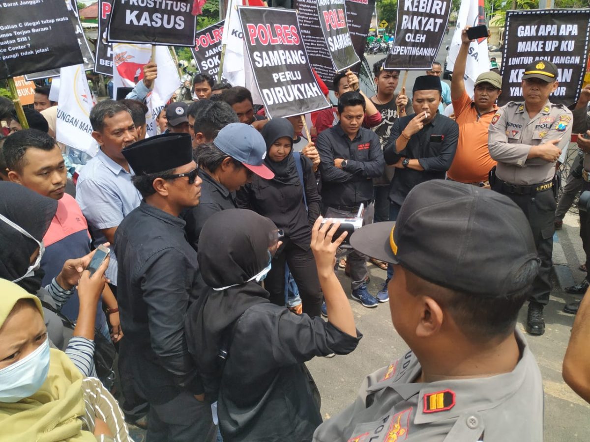 RAPOR MERAH: Aktivis Jaka Jatim Sampang demo tuntut perbaikan kinerja Polres Sampang, Senin, 16/12/2019. (Rosi/ SJ Foto)