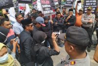 RAPOR MERAH: Aktivis Jaka Jatim Sampang demo tuntut perbaikan kinerja Polres Sampang, Senin, 16/12/2019. (Rosi/ SJ Foto)