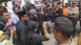 RAPOR MERAH: Aktivis Jaka Jatim Sampang demo tuntut perbaikan kinerja Polres Sampang, Senin, 16/12/2019. (Rosi/ SJ Foto)