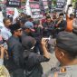 RAPOR MERAH: Aktivis Jaka Jatim Sampang demo tuntut perbaikan kinerja Polres Sampang, Senin, 16/12/2019. (Rosi/ SJ Foto)