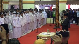 Bupati Sumenep Abuya Busyro Karim memimpin pelantikan dan pengambilan sumpah jabatan kepala desa terpilih di Pendopo Keraton Sumenep, Senin, 30/12/2019. (Feb/ SJ Foto)