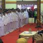 Bupati Sumenep Abuya Busyro Karim memimpin pelantikan dan pengambilan sumpah jabatan kepala desa terpilih di Pendopo Keraton Sumenep, Senin, 30/12/2019. (Feb/ SJ Foto)