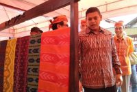 Walikota Kediri Abdullah Abu Bakar melihat karya kain tenun ikat yang dipamerkan saat launching wisata kampung tenun ikat di Kelurahan Banjar Kidul, Kecamatan Mojoroto, Kota Kediri, Minggu, 22/12/2019. (Inug/ SJ Foto)