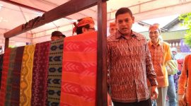 Walikota Kediri Abdullah Abu Bakar melihat karya kain tenun ikat yang dipamerkan saat launching wisata kampung tenun ikat di Kelurahan Banjar Kidul, Kecamatan Mojoroto, Kota Kediri, Minggu, 22/12/2019. (Inug/ SJ Foto)