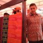 Walikota Kediri Abdullah Abu Bakar melihat karya kain tenun ikat yang dipamerkan saat launching wisata kampung tenun ikat di Kelurahan Banjar Kidul, Kecamatan Mojoroto, Kota Kediri, Minggu, 22/12/2019. (Inug/ SJ Foto)