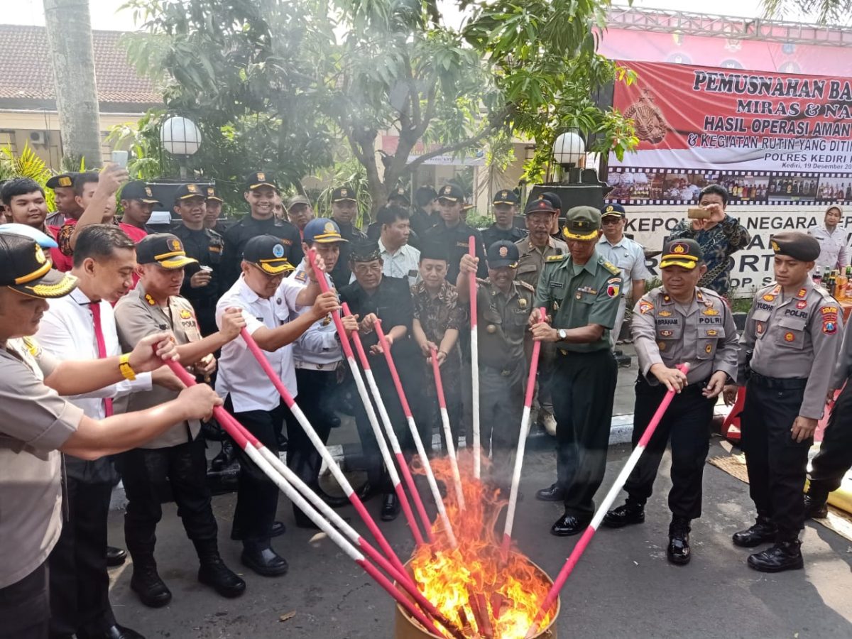 Jelang Nataru, Polresta Kediri Kota siagakan tim khusus dan lakukan pemusnahan miras dan narkoba, Kamis, 19/12/2019. (Ibug/ SJ Foto)