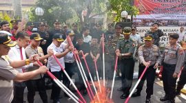 Jelang Nataru, Polresta Kediri Kota siagakan tim khusus dan lakukan pemusnahan miras dan narkoba, Kamis, 19/12/2019. (Ibug/ SJ Foto)