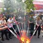 Jelang Nataru, Polresta Kediri Kota siagakan tim khusus dan lakukan pemusnahan miras dan narkoba, Kamis, 19/12/2019. (Ibug/ SJ Foto)