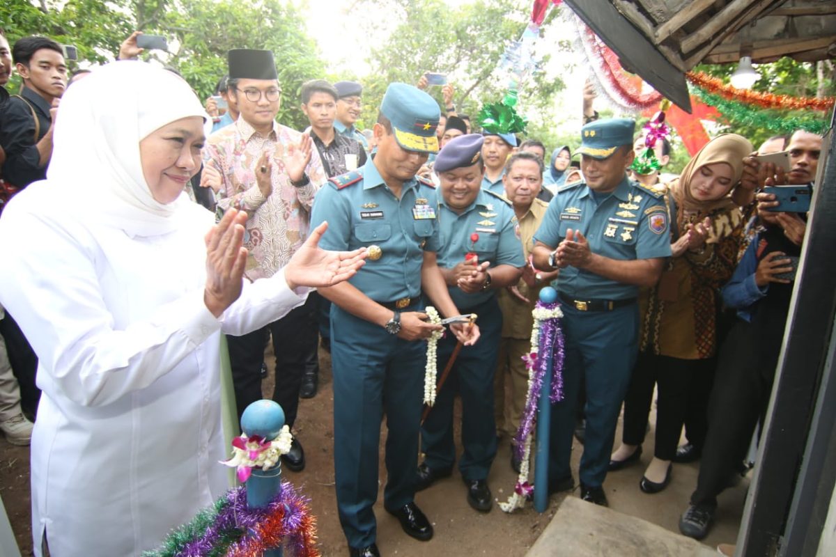 Gubenur Jawa Timur Khofifah Indar Parawansa menutup program RTLH tahun 2019 di Pendopo Agung Bangkalan, Minggu, 29/12/2019. (Fahmi/ SJ Foto)