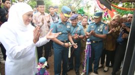 Gubenur Jawa Timur Khofifah Indar Parawansa menutup program RTLH tahun 2019 di Pendopo Agung Bangkalan, Minggu, 29/12/2019. (Fahmi/ SJ Foto)