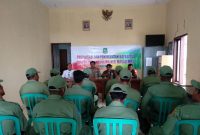 BEKALI LINMAS: Darussalam, Kepala Desa Masalima memberikan materi pelatihan kepada peserta Sosialisasi dan Pelatihan Linmas Desa Masalima tahun 2019. (Foto: istimewa)