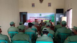 BEKALI LINMAS: Darussalam, Kepala Desa Masalima memberikan materi pelatihan kepada peserta Sosialisasi dan Pelatihan Linmas Desa Masalima tahun 2019. (Foto: istimewa)
