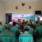 BEKALI LINMAS: Darussalam, Kepala Desa Masalima memberikan materi pelatihan kepada peserta Sosialisasi dan Pelatihan Linmas Desa Masalima tahun 2019. (Foto: istimewa)