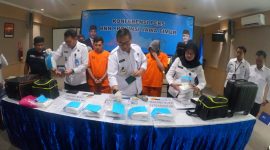 Dua wanita dan seorang pria ditangkap petugas BNNP Jatim dalam kasus peredaran sabu-sabu jaringan Malaysia-Madura. Dalam rilis, Selasa, 31/12/2019, petugas menunjukkan barang bukti sabu-sabu seberat 8.150 gram yang rencananya akan dikirim ke Pamekasan, Madura. (Sony/ SJ Foto)
