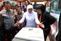 Gubernur Jatim Khofifah Indar Parawansa melihat denah rencana pembangunan Museum Omah Munir, di Kota Batu, Jawa Timur, Minggu, 08/12/2019. (Fahmi/ SJ Foto)