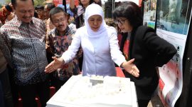 Gubernur Jatim Khofifah Indar Parawansa melihat denah rencana pembangunan Museum Omah Munir, di Kota Batu, Jawa Timur, Minggu, 08/12/2019. (Fahmi/ SJ Foto)