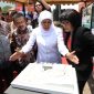 Gubernur Jatim Khofifah Indar Parawansa melihat denah rencana pembangunan Museum Omah Munir, di Kota Batu, Jawa Timur, Minggu, 08/12/2019. (Fahmi/ SJ Foto)