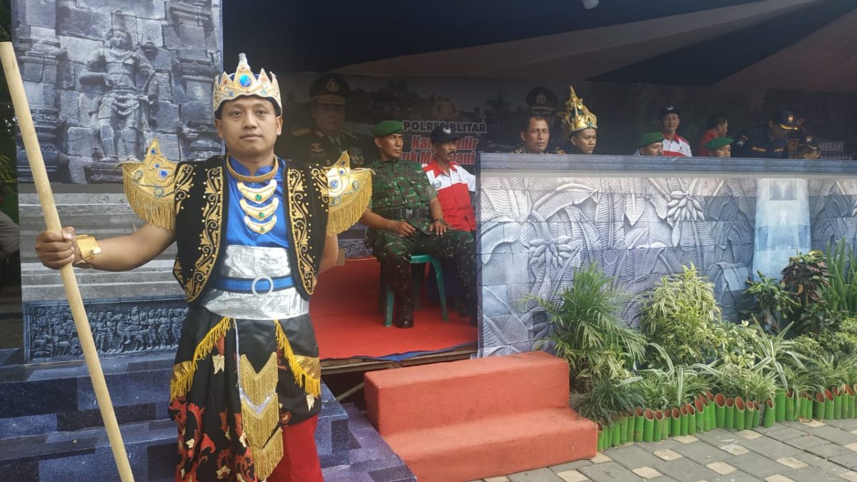 Pasukan kerajaan ikut berjaga di Pos Pengamanan Natal dan tahun bari di Blitar, Jawa Timur. Tidak hanya itu, bangunan pos juga tampak disulap menjadi miniatur Kerajaan Penataran. (Inug/ SJ Foto)