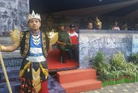 Pasukan kerajaan ikut berjaga di Pos Pengamanan Natal dan tahun bari di Blitar, Jawa Timur. Tidak hanya itu, bangunan pos juga tampak disulap menjadi miniatur Kerajaan Penataran. (Inug/ SJ Foto)