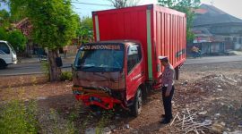 Truk milik PT Pos alami ringsek setelah menabrak rumah warga di Desa Kapedi, Kecamatan Bluto, Kabupaten Sumenep, Jawa Timur, Selasa, 17/12/2019. (feb/SJ Foto)