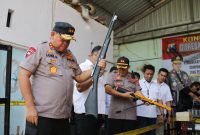 Kapolda Jatim Irjen Pol, Luki Hermawan mengecek barang bukti senapan angin ilegal dalam konferensi pers di Lumajang, Jawa Timur, Sabtu, 07/12/2019. (Yuda/ SJ Foto)