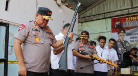 Kapolda Jatim Irjen Pol, Luki Hermawan mengecek barang bukti senapan angin ilegal dalam konferensi pers di Lumajang, Jawa Timur, Sabtu, 07/12/2019. (Yuda/ SJ Foto)