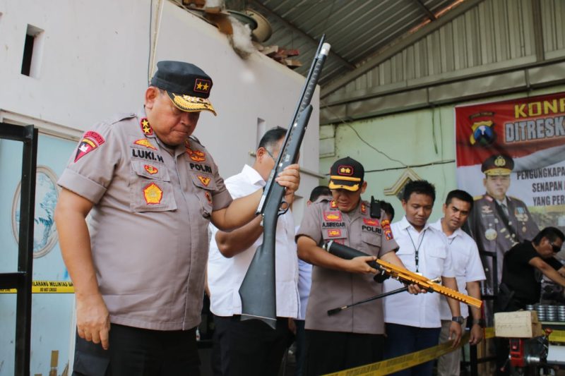 Kapolda Jatim Irjen Pol, Luki Hermawan mengecek barang bukti senapan angin ilegal dalam konferensi pers di Lumajang, Jawa Timur, Sabtu, 07/12/2019. (Yuda/ SJ Foto)