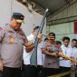 Kapolda Jatim Irjen Pol, Luki Hermawan mengecek barang bukti senapan angin ilegal dalam konferensi pers di Lumajang, Jawa Timur, Sabtu, 07/12/2019. (Yuda/ SJ Foto)