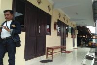 Wartawan meliput pemeriksaan oknum Satpol PP yang ditangkap kasus narkoba di Polres Sampang, Selasa, 17/12/2019. (Ahed/ SJ Foto)