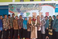 Hj Nayla Badtut Taman berpose dengan panitia. (foto: istimewa) 