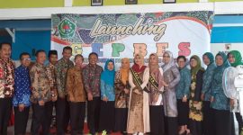 Hj Nayla Badtut Taman berpose dengan panitia. (foto: istimewa) 