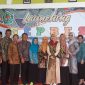 Hj Nayla Badtut Taman berpose dengan panitia. (foto: istimewa) 