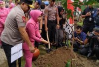 Kapolda Jatim pimpin penananam pohon, Jumat, 10/01/2020. (Yuda/ SJ Foto)