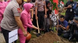 Kapolda Jatim pimpin penananam pohon, Jumat, 10/01/2020. (Yuda/ SJ Foto)