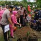 Kapolda Jatim pimpin penananam pohon, Jumat, 10/01/2020. (Yuda/ SJ Foto)