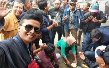 Serunya Makan Durian di Wisata Air Terjun Dolo Serunya Makan Durian di Wisata Air Terjun Dolo