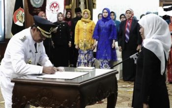 Gubernur Khofifah Lantik Pungkasiadi Jadi Bupati Mojokerto Gubernur Khofifah Lantik Pungkasiadi Jadi Bupati Mojokerto