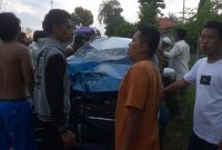 ADU BANTENG: Kondisi mobil Suzuki Ignis alami kerusakan parah setelah adu banteng dengan sebuah motor. (foto: istimewa) 