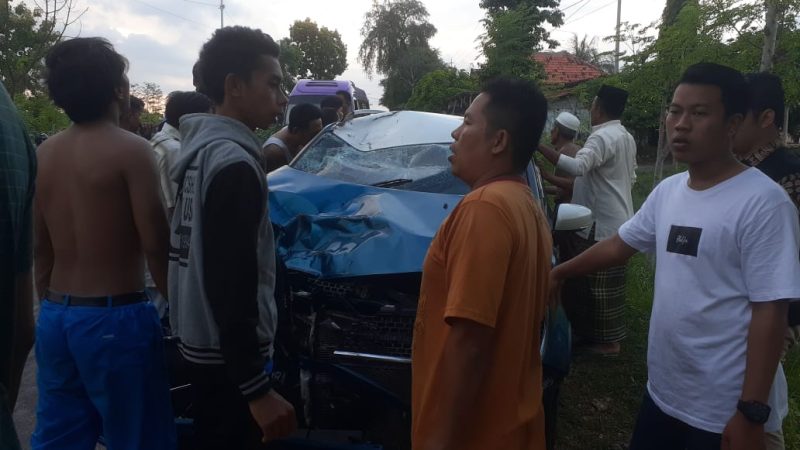 ADU BANTENG: Kondisi mobil Suzuki Ignis alami kerusakan parah setelah adu banteng dengan sebuah motor. (foto: istimewa)