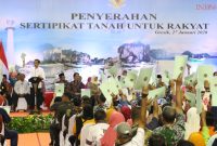 KUNJUNGAN PRESIDEN: Presiden Jokowi bagikan 2020 sertifikat dalam kunjungannya ke Jawa Timur, Senin, 27/01/2020. (Fahmi/SJ Foto) 