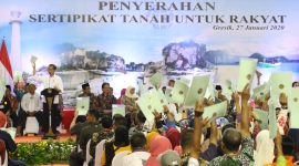 KUNJUNGAN PRESIDEN: Presiden Jokowi bagikan 2020 sertifikat dalam kunjungannya ke Jawa Timur, Senin, 27/01/2020. (Fahmi/SJ Foto) 